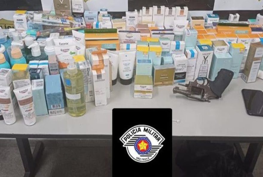 22policia-detem-casal-armado-que-tentava-roubar-r24-200-mil-em-farmacia-de-atibaia22