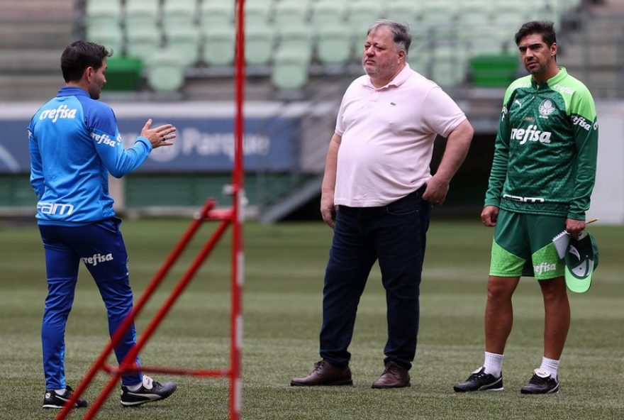 abel-ferreira-adia-ferias-para-planejar-reforcos-e-metas-do-palmeiras-em-2025