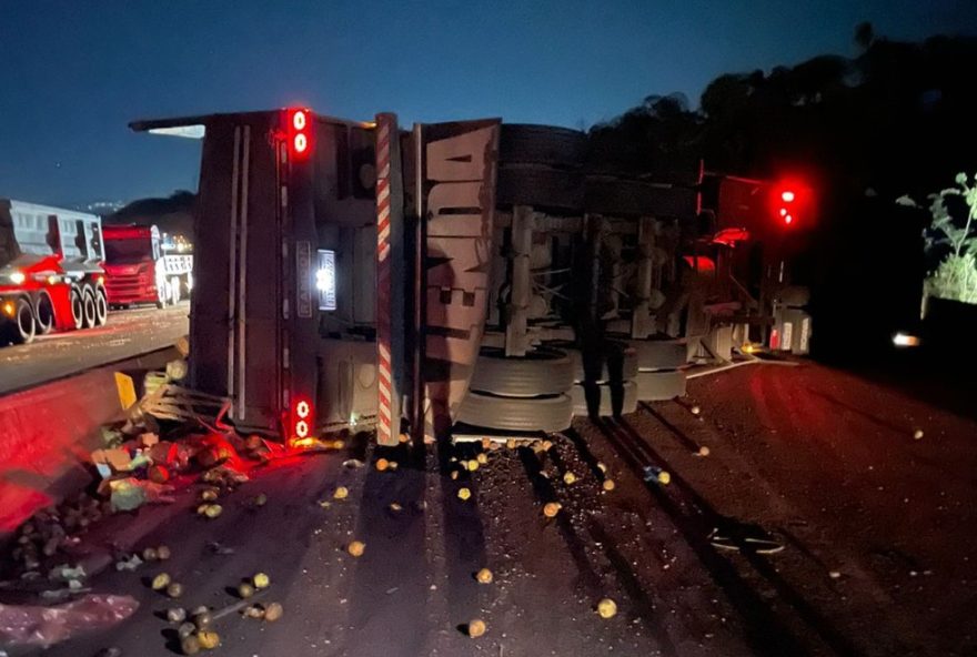 acidente-com-carreta-de-frutas-gera-10km-de-lentidao-na-rodovia-fernao-dias