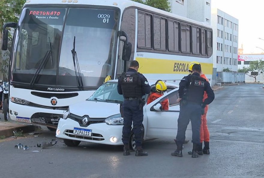 acidente-envolvendo-onibus-e-carro-de-aplicativo-no-cruzeiro-novo3A-autoridades-investigam-caso.-fique-informado-com-o-de