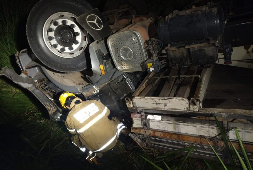 acidente-fatal-na-br-2513A-carreta-tomba-e-motorista-morre-saiba-os-detalhes