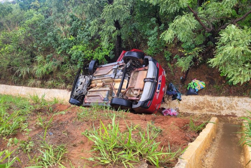 acidente-na-br-2513A-carro-capota-na-serra-de-francisco-sa-sem-deixar-feridos