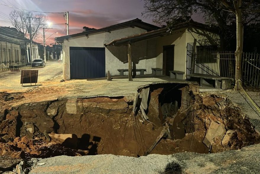 adutora-rompe-afetando-40-bairros-em-santa-luzia2C-grande-bh3A-copasa-preve-normalizacao