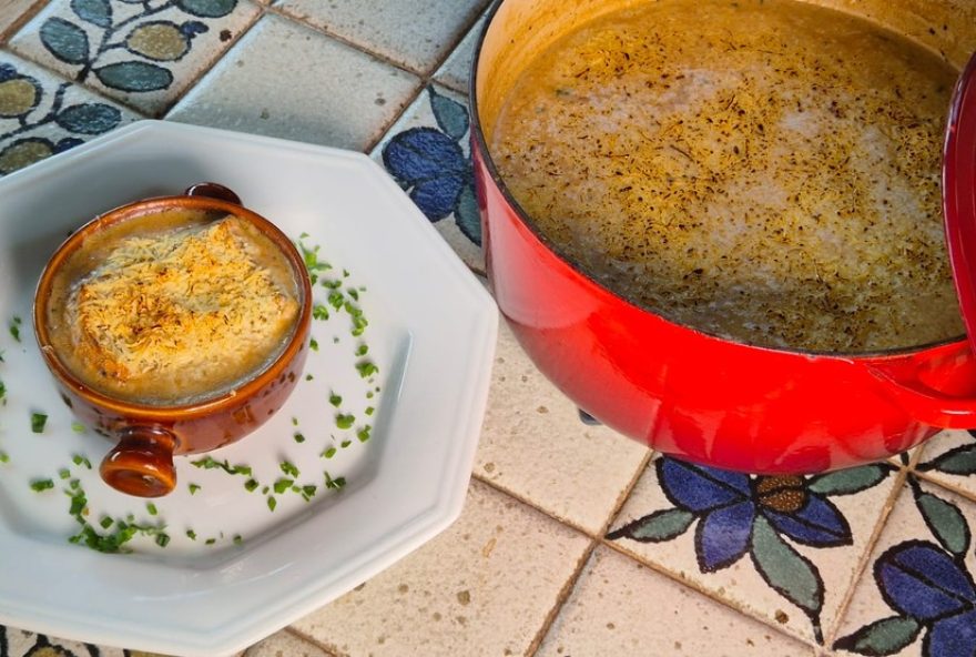 aprenda-a-fazer-saborosa-sopa-de-cebola-em-casa3A-receita-facil-e-deliciosa