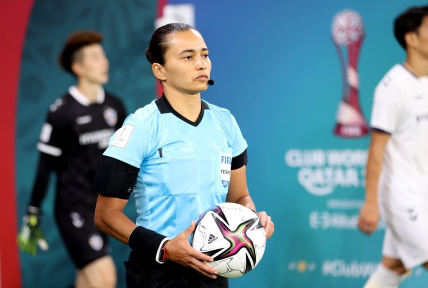 arbitra-brasileira-edina-alves-apita-semifinal-da-eurocopa-feminina-2025-entre-espanha-e-alemanha3A-destaque-da-diversidade-na-arbitragem