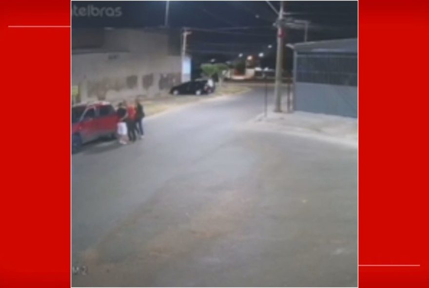 assalto3A-motorista-e-ameacado-com-faca-e-tem-caminhonete-roubada-no-df3B-video-do-crime-registrado