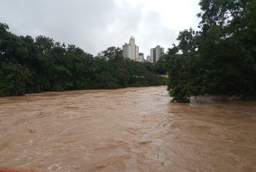 aumento-do-rio-itapecerica-coloca-divinopolis-em-estado-de-atencao3A-precaucoes-e-alertas