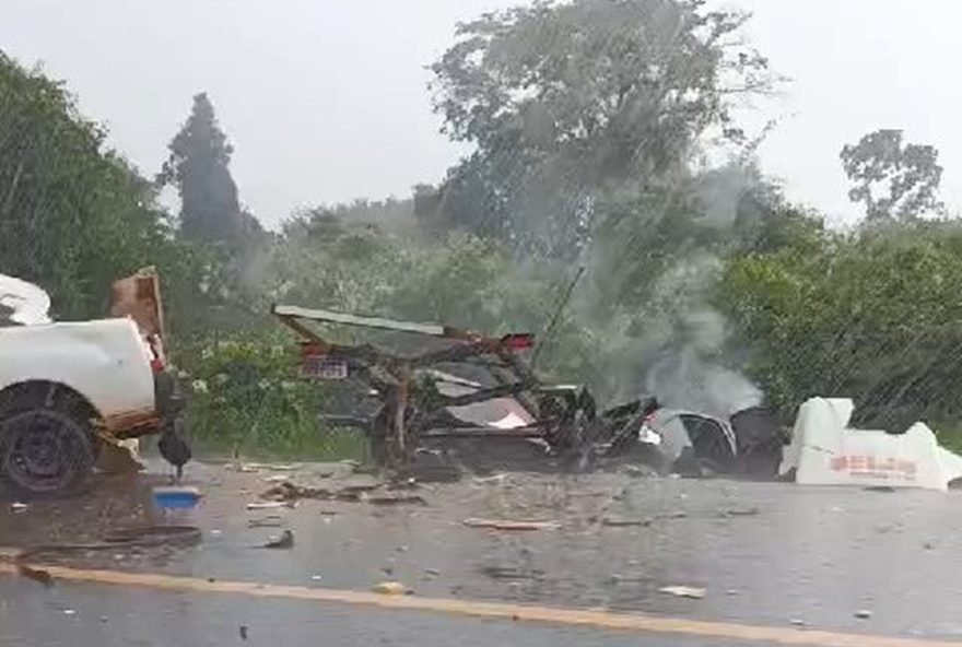 batida-fatal-na-br-3653A-3-mortos-e-2-feridos-em-acidente-durante-chuva-em-santa-vitoria