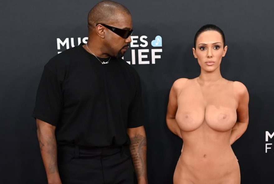bianca-censori-surpreende-ao-surgir-nua-ao-lado-de-kanye-west-no-grammy-20253A-ousadia-e-elegancia-no-tapete-vermelho