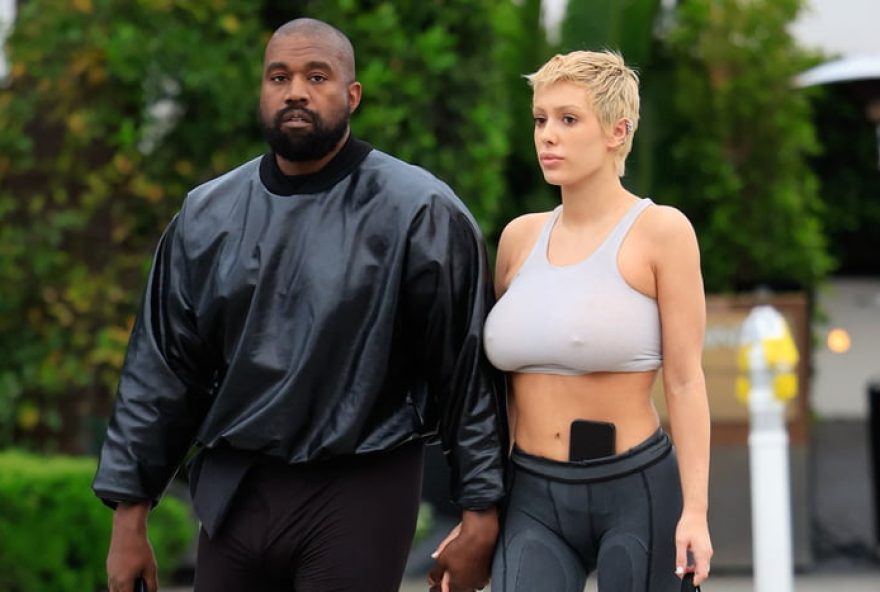 bianca-censori2C-esposa-de-kanye-west2C-choca-com-look-transparente-no-grammy-2025