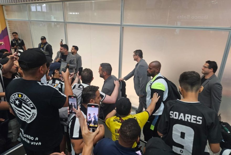 botafogo-desembarca-no-rj-com-apoio-da-torcida-apos-eliminacao-no-mundial3A-artur-jorge-permanecera-como-tecnico3F