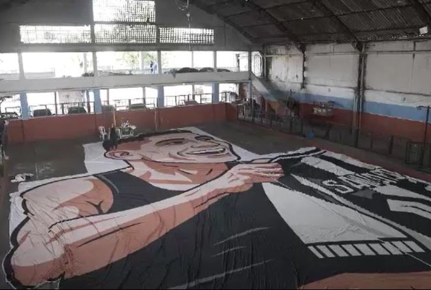 botafogo-presta-homenagem-a-savarino-com-bandeirao-de-25-metros-no-nilton-santos