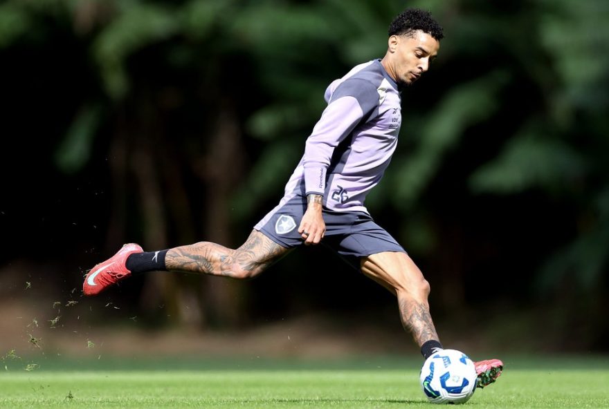 botafogo3A-gregore-e-relacionado-para-jogo-apos-treino-e-impasse-com-al-rayyan.-estreia-do-tecnico-ancelotti-e-aguardada