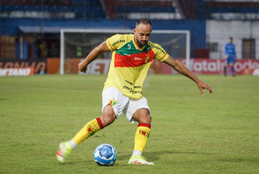 brusque-condenado-a-pagar-r24-150-mil-em-salarios-atrasados-a-ex-atacante