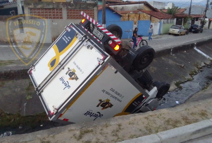 caminhao-desgovernado-cai-em-vala-na-topolandia2C-sao-sebastiao3A-alerta-para-seguranca-viaria-e-prevencao-de-acidentes