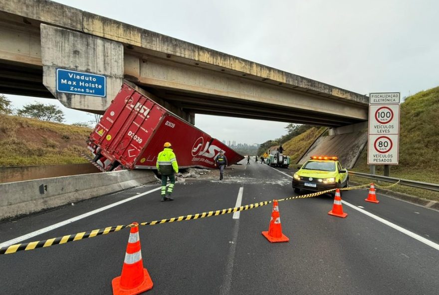 caminhoneiro-morre-em-acidente-com-pilar-de-viaduto-na-tamoios