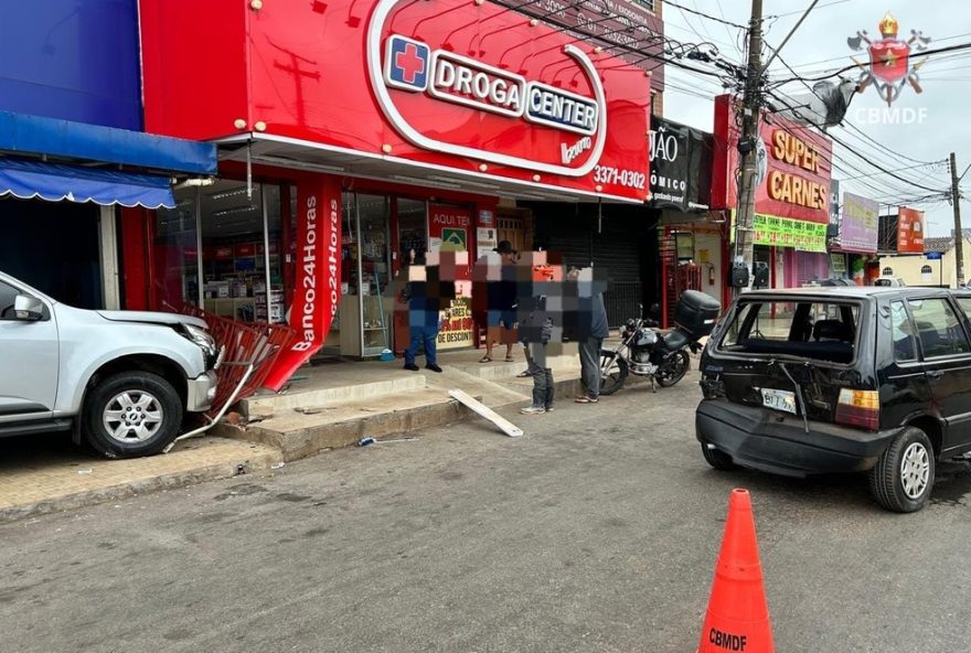 caminhonete-colide-em-carro-e-invade-calcada-de-comercio-em-ceilandia3A-acidente-no-df
