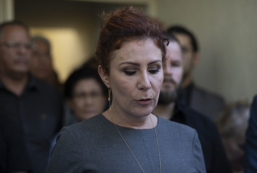 carla-zambelli2C-foragida-na-italia2C-comenta-politica-em-perfil-alternativo-no-instagram