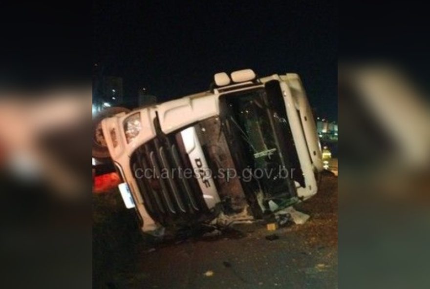 carreta-tomba-na-raposo-tavares-em-sorocaba-e-interdita-trecho2C-motorista-sai-ileso