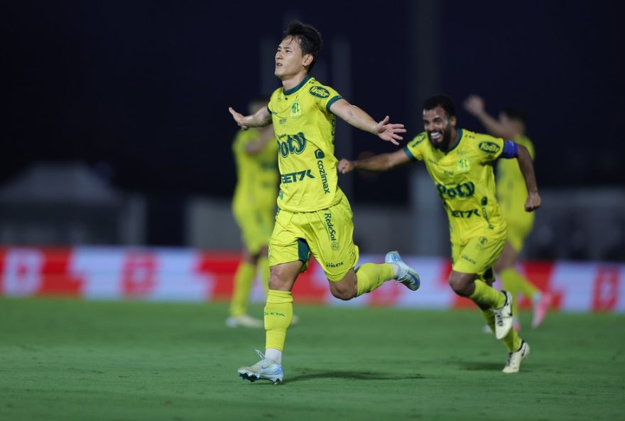 SP - MIRASSOL - 26/10/2024 - BRASILEIRO B 2024, MIRASSOL X PONTE PRETA -  jogador do Mirassol comemora seu gol com jogadores do seu time durante partida contra o Ponte Preta no estadio Jose Maria de Campos Maia pelo campeonato Brasileiro B 2024. Foto: Pedro Zacchi/AGIF