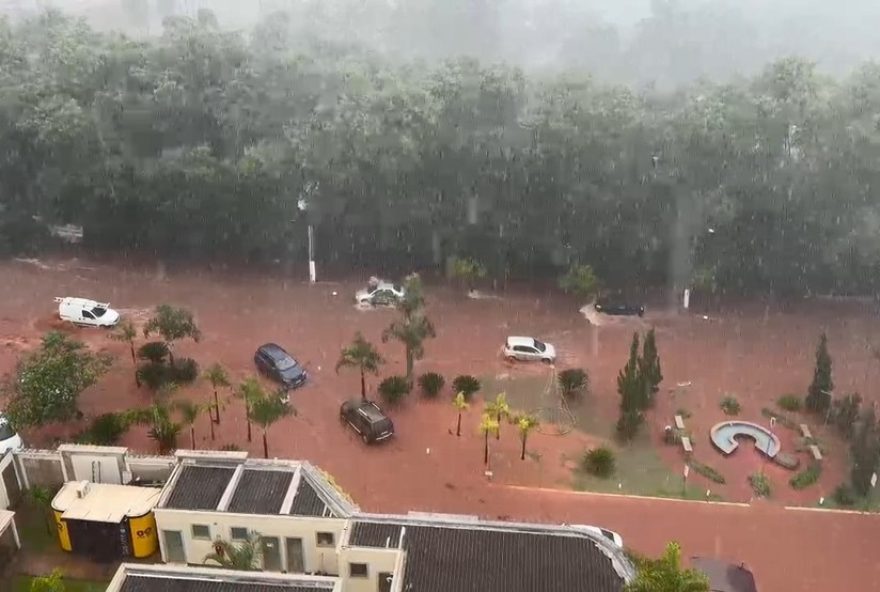 chuvas-causam-alagamentos-em-uberlandia3A-bairros-afetados-e-recomendacoes-de-seguranca