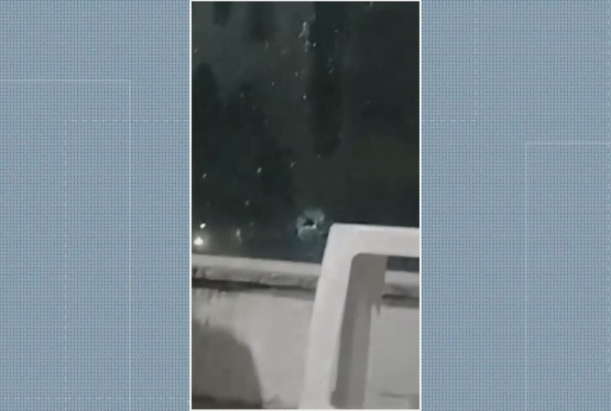 confronto-na-vila-kennedy-deixa-3-suspeitos-feridos-em-troca-de-tiros-com-a-pm3B-casa-atingida-por-bala-perdida