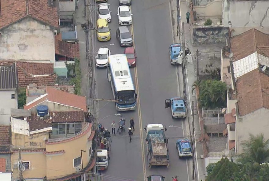 criminosos-sequestram-onibus-e-ateiam-fogo-a-barricadas-no-engenho-novo2C-rio-de-janeiro3A-8-coletivos-sob-risco