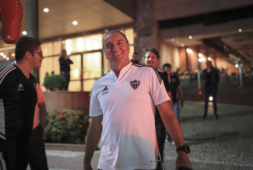 cuca-chega-a-belo-horizonte-para-assumir-o-atletico-mg-e-enfrentar-novos-desafios