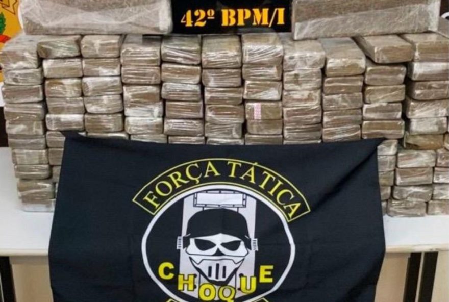 dupla-e-presa-com-123-tabletes-de-maconha-em-santo-anastacio3A-suspeitos-ja-eram-conhecidos-pela-policia