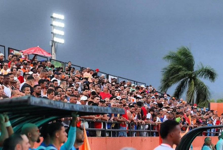 estadio-do-nova-iguacu-estreia-refletores-com-vitoria-noturna-no-campeonato-carioca-2025