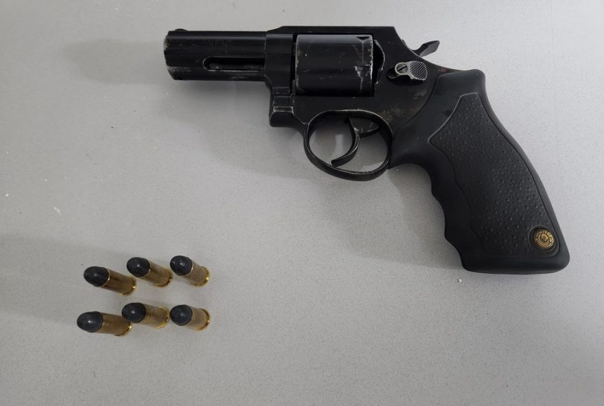 flagrante-de-jovem-com-revolver-em-presidente-prudente3A-policia-age-rapido-e-evita-crime.-ajuda-da-populacao-e-essencial