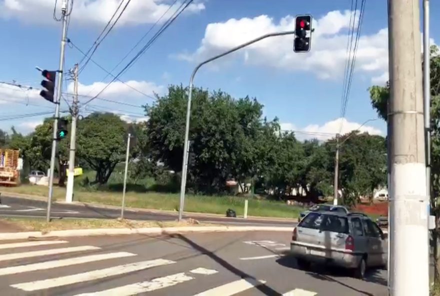 flagrante-de-motoristas-avancando-sinal-vermelho-em-limeira3A-moradores-e-eptv-registram-infracoes-no-anel-viario