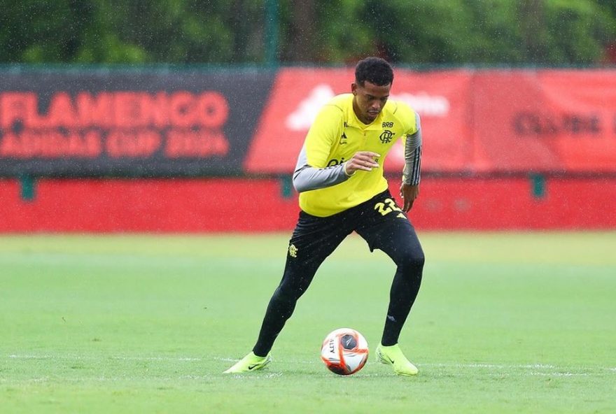 flamengo-fecha-emprestimo-de-carlinhos-para-o-vitoria3A-detalhes-da-negociacao