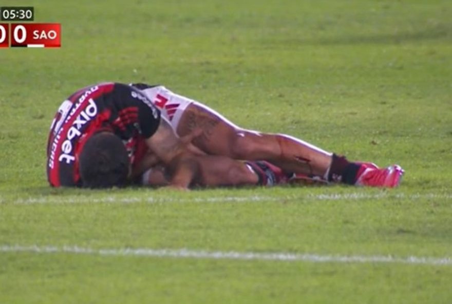 flamengo-pode-perder-dupla-de-laterais-esquerdos-por-ate-seis-jogos3A-alex-sandro-e-ayrton-lucas-se-machucaram-no-duelo-contra-o-sao-paulo