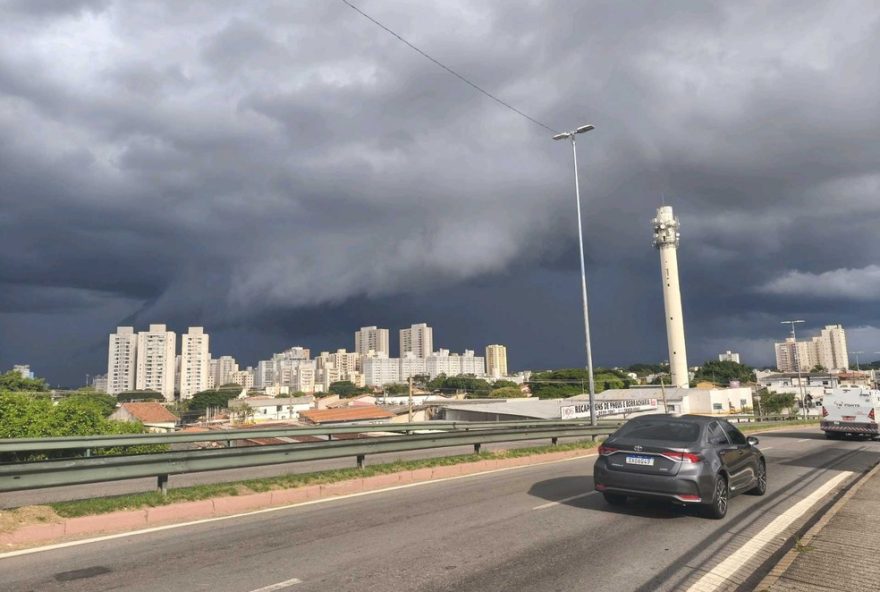 frente-fria-traz-chuva2C-vento-e-queda-de-temperatura-ao-vale-do-paraiba3A-alerta-de-tempestade-e-declinio-de-ate-10degc