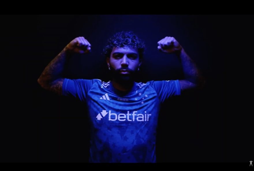 gabigol-parabeniza-cruzeiro-por-aniversario-e-vestira-camisa-93A-natalversario-da-raposa-com-show-de-contratacoes