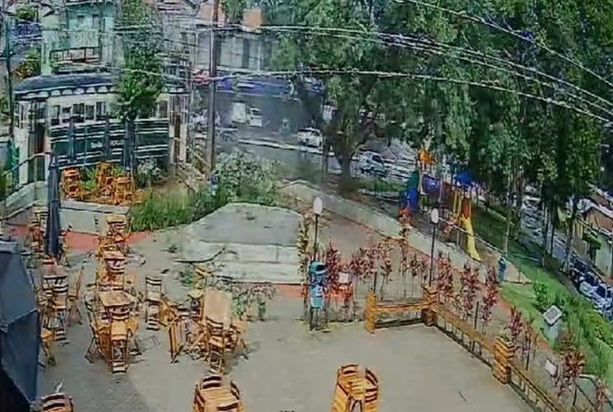 galho-atingido-por-raio-cai-sobre-praca-em-santa-barbara-doeste3A-veja-video