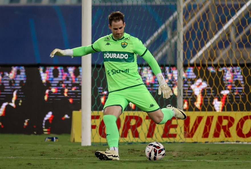 goleiro-do-cuiaba2C-mateus-pasinato2C-passara-por-cirurgia-e-desfalcara-time-na-serie-b3A-clube-procura-substituto-para-manter-chances-de-acesso-em-2026