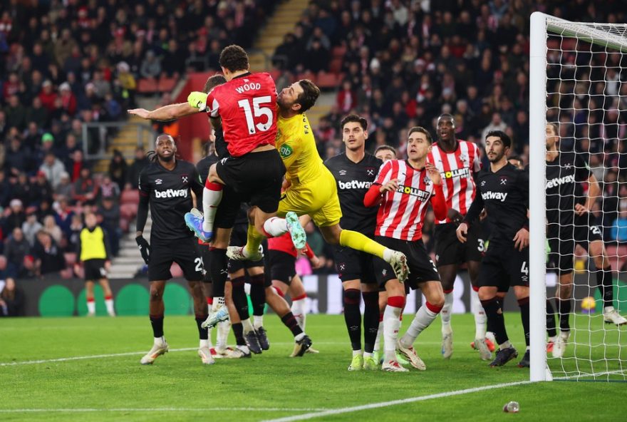 goleiro-do-west-ham-e-retirado-de-maca-apos-choque-de-cabeca-na-premier-league3A-solidariedade-e-rapida-assistencia-medica-em-destaque
