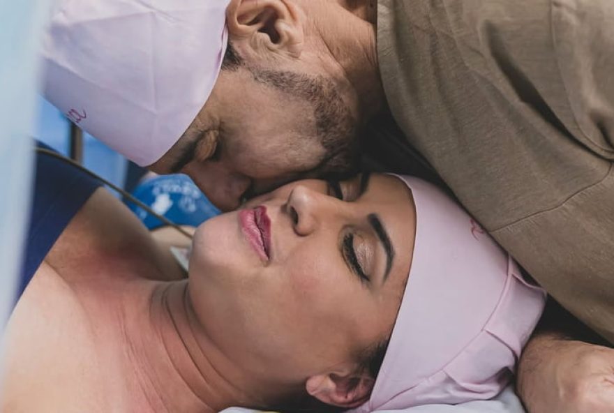 graciele-lacerda-e-zeze-di-camargo-celebram-a-chegada-de-clara3A-um-presente-de-natal-tao-esperado