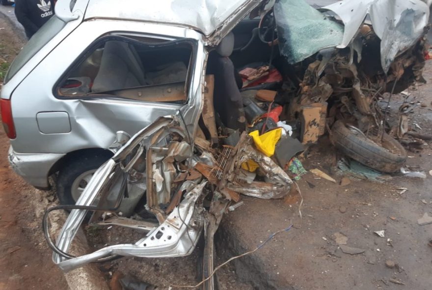 grave-acidente-entre-carro-e-caminhao-deixa-duas-pessoas-feridas-em-catuji2C-no-vale-do-mucuri