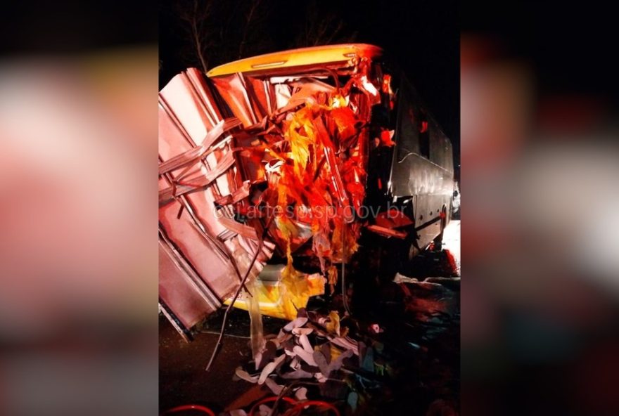 grave-acidente-na-sp-255-em-itai-deixa-motorista-ferido3A-onibus-e-caminhao-colidem