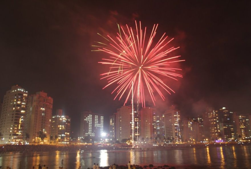 guaruja-se-prepara-para-espetaculo-de-queima-de-fogos-na-virada-de-2025