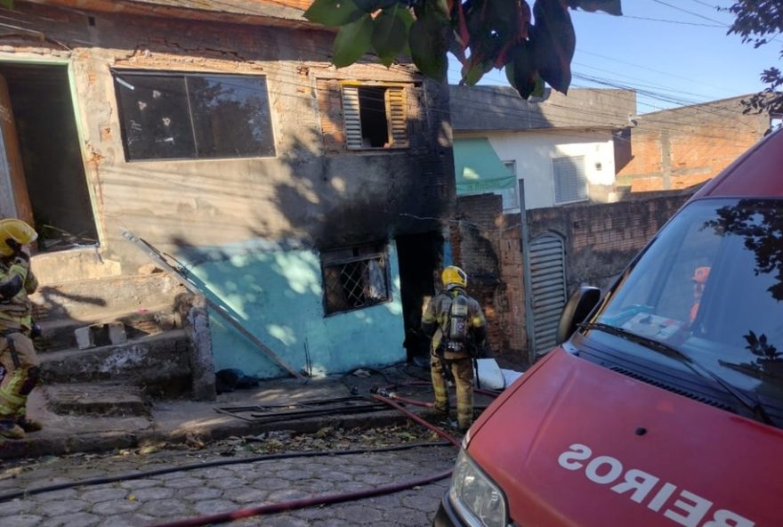 homem-de-40-anos-e-encontrado-morto-apos-incendio-em-casa-em-pouso-alegre2C-mg