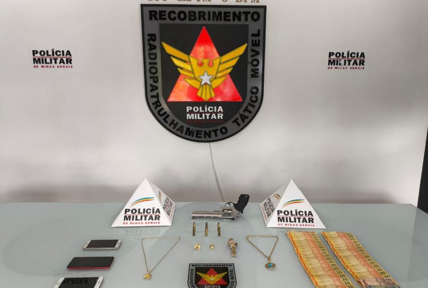 homem-e-preso-com-arma2C-celulares-e-dinheiro-apos-fugir-da-policia-em-governador-valadares