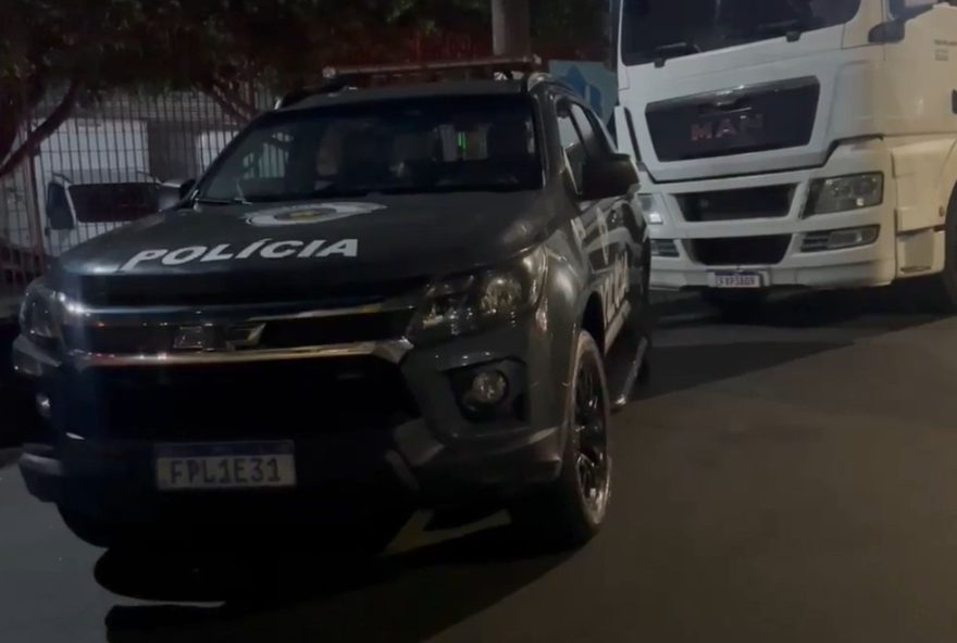 homem-e-preso-com-caminhao-roubado-apos-sequestro-no-litoral-de-sp