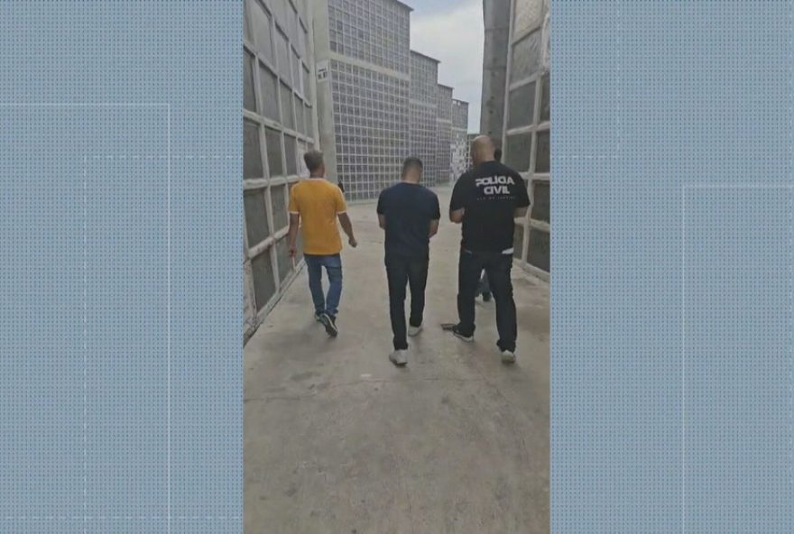 homem-e-preso-durante-enterro-da-mae-por-ameacar-ex-companheira