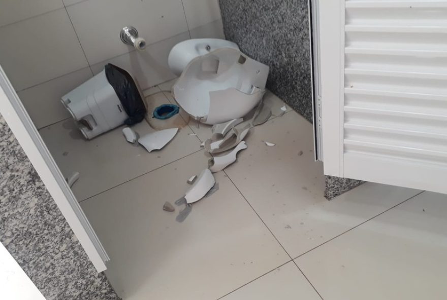 idosa-sofre-cortes-profundos-apos-vaso-sanitario-quebrar-em-restaurante3A-falta-de-assistencia-e-manutencao-adequada-levantam-alerta