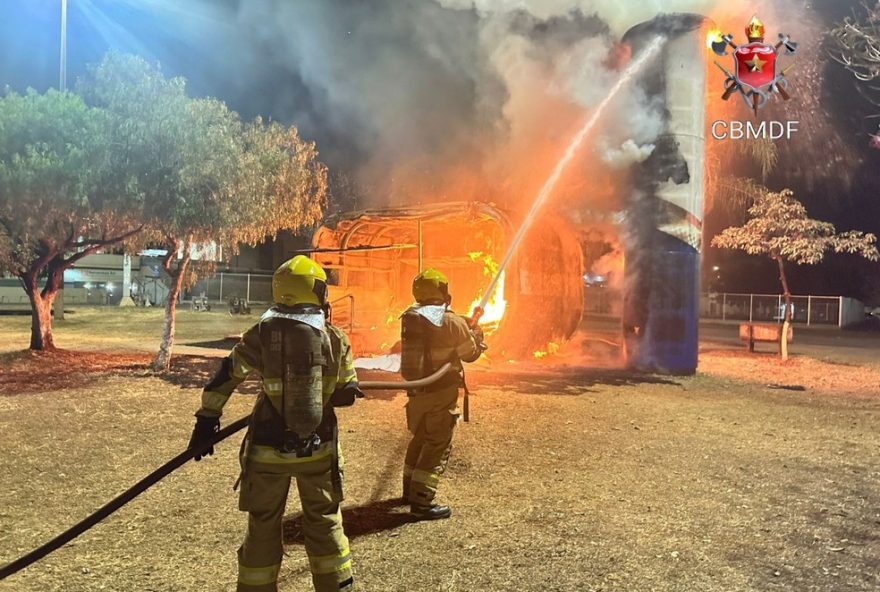 incendio-criminoso-destroi-posto-policial-em-samambaia3A-suspeitos-fogem-e-comunidade-busca-respostas