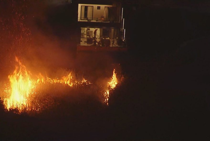 incendio-de-grandes-proporcoes-e-controlado-por-bombeiros-na-zona-oeste-do-rio